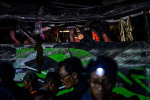 Evakuasi korban kecelakaan bus di Palasari Subang