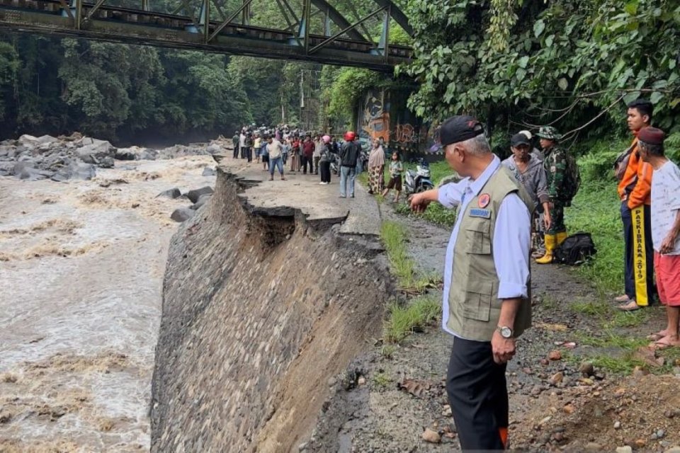 Bencana banjir di Sumbar pada Sabtu (11/5) malam menelan banyak korban jiwa dan mengakibatkan fasilitas umum seperti jalan rusak parah.