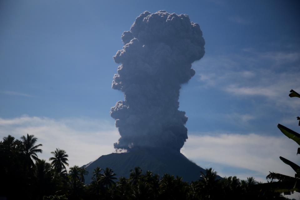 Gunung Ibu mengeluarkan abu vulkanik terlihat dari Desa Gam Ici Kabupaten Halmahera Barat, Maluku Utara, Senin (13/5/2024). Pusat Vulkanologi dan Mitigasi Bencana Geologi (PVMBG) merekam aktivitas erupsi yang menghasilkan kolom abu setinggi lima kilometer