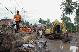 Pencarian korban banjir lahar dingin di Tanah Datar