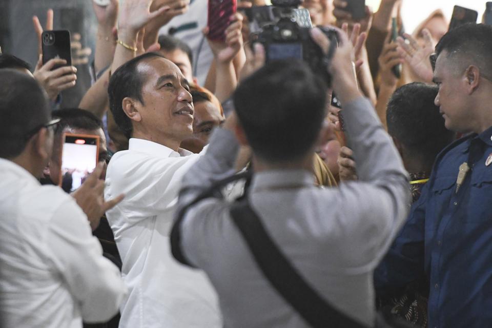 Presiden Joko Widodo berfoto dengan warga saat meninjau BLUD Rumah Sakit Konawe, Sulawesi Tenggara, Selasa (14/5/2024). Kunjungan tersebut untuk meninjau fasilitas dan pelayanan kesehatan di rumah sakit itu.