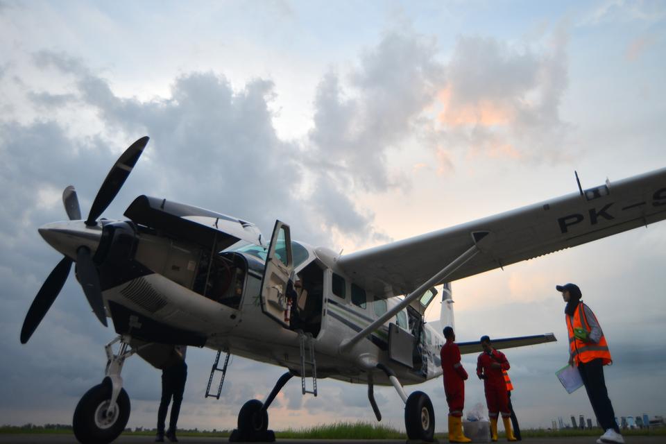 Petugas Smart Aviation berbincang dengan tim usai menabur garam untuk modifikasi cuaca di Bandara Internasional Minangkabau (BIM) Padang Pariaman, Sumatera Barat, Rabu (15/5/2024). Tim penabur menaburkan 2 ton garam pada Rabu (15/5/202) ke langit wilayah