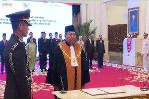 Hakim Agung Suharto membacakan sumpah sebagai Wakil Ketua MA di Istana Kepresidenan, Jakarta, Rabu (15/5). Foto: Youtube/Sekretariat Presiden