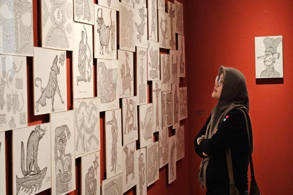 Pengunjung melihat pameran karya Butet Kertaredjasa di Museum Galeri Nasional, Jakarta Pusat, Rabu (8/5/2024). Galeri Nasional merupakan museum yang dikelola Indonesian Heritage Agency (IHA). 