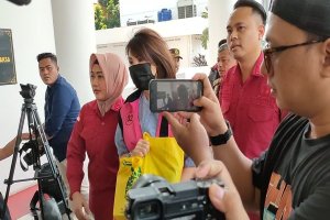 Tersangka kasus PT Timah Helena Lim saat tiba di Kejaksaan Agung, Jakarta, Rabu (15/5). Foto: Amelia Yesidora.