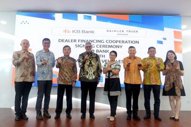 Penandatanganan kerja sama dealer financing antara KB Bank dengan PT Daimler Commercial Vehicles Indonesia (DCVI), Kamis (16/5). 