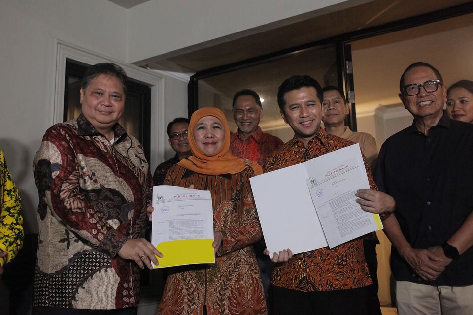 Ketua Umum Partai Golkar Airlangga Hartanto (kiri) bersama bakal calon gubernur dan wakil gubernur Jawa Timur Khofifah Indar Parawansa (kedua kiri) dan Emil Dardak (kedua kanan) memperlihatkan surat keputusan Partai Golkar kepada wartawan usai pertemuan d