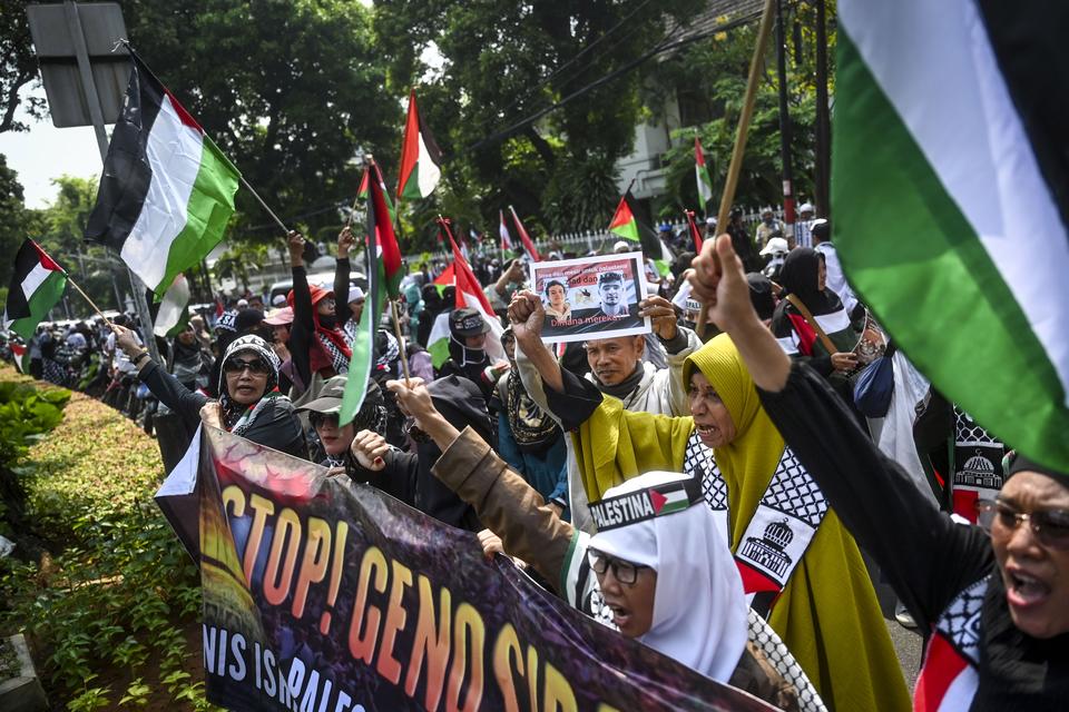 Sejumlah pengunjuk rasa mengikuti Aksi Bela Palestina di Kantor Kedutaan Besar Mesir, Jakarta, Minggu (19/5/2024). 