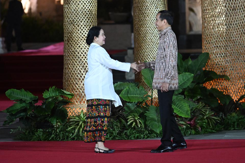 Presiden Joko Widodo berjabat tangan dengan Perwakilan Presiden IPU (Inter-Parliementary Union) Puan Maharani sebelum Welcoming Dinner World Water Forum ke-10 2024 di Taman Budaya Garuda Wisnu Kencana (GWK), Badung, Bali, Minggu (19/5/2024).