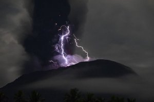 Badai petir vulkanik dari erupsi Gunung Ibu di Halmahera, Sulawesi Utara.