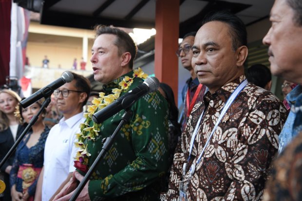 CEO Space X Elon Musk saat meresmikan layanan internet Starlink di Puskesmas Pembantu Sumerta Klod, Denpasar, Bali, pada Minggu (18/5). 