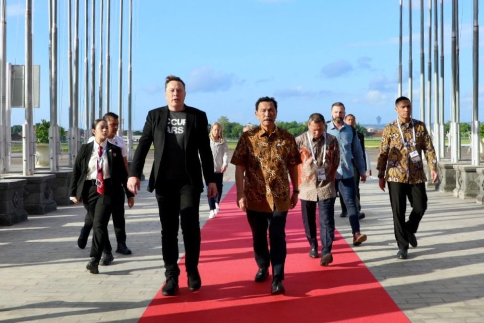 Menteri Koordinator Kemaritiman dan Investasi, Luhut Binsar Pandjaitan, menyambut kedatangan Elon Musk di Bandara Ngurah Rai, Bali, Minggu (19/5).