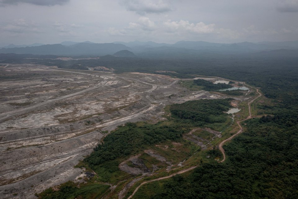 Foto udara salah satu tambang batu bara dengan latar belakang Pegunungan Meratus di Kalimantan Selatan.