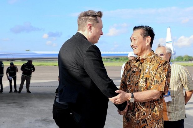 Menko Marves Luhut Binsar Pandjaitan menyambut kedatangan CEO Tesla dan Space X Elon Musk di Bali untuk menghadiri World Water Forum ke-10 dan meresmikan peluncuran layanan internet Starlink.