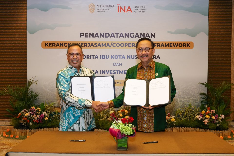 Kepala Otorita Ibu Kota Nusantara (OIKN), Bambang Susantono, berjabat tangan dengan Ketua Dewan Direktur Investment Authority (INA), Ridha Wirakusumah, berjabat tangan setelah menandatangani Kerangka Kerja Sama atau Cooperation Framework (CF) di Denpasar,
