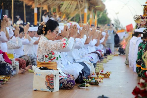 Sejumlah umat Hindu menggelar persembahyangan bersama dalam acara Balinese Water Purification Ceremony rangkaian World Water Forum ke-10 di Kawasan Ekonomi Kura Kura Bali, Denpasar, Bali, Sabtu (18/5/2024). 