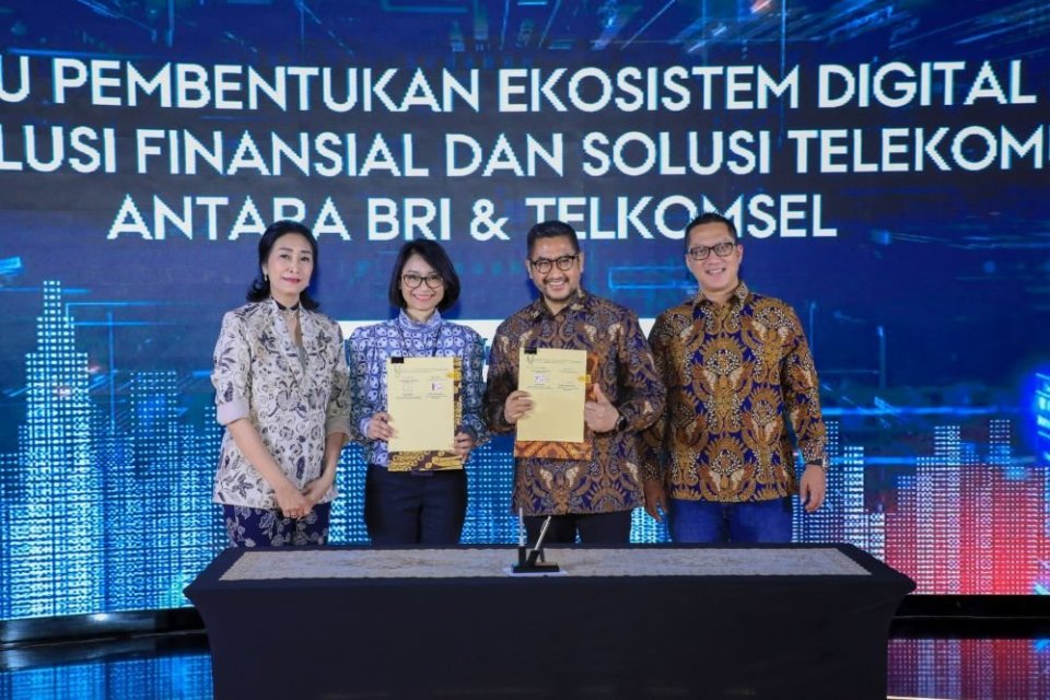 PT Bank Rakyat Indonesia (Persero) Tbk menjalin kerja sama dengan PT Telekomunikasi Selular atau Telkomsel, Jumat (20/5).