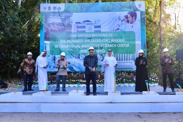 Menteri Koordinator Bidang Kemaritiman dan Investasi Luhut Binsar Pandjaitan melakukan peletakan batu pertama Pusat Riset Magrove Internasional MBZ-JKW di KEK Kura-kura Bali, Denpasar, Minggu (20/5).