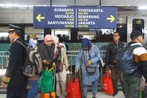 Arus penumpang kereta saat libur Waisak di Malang
