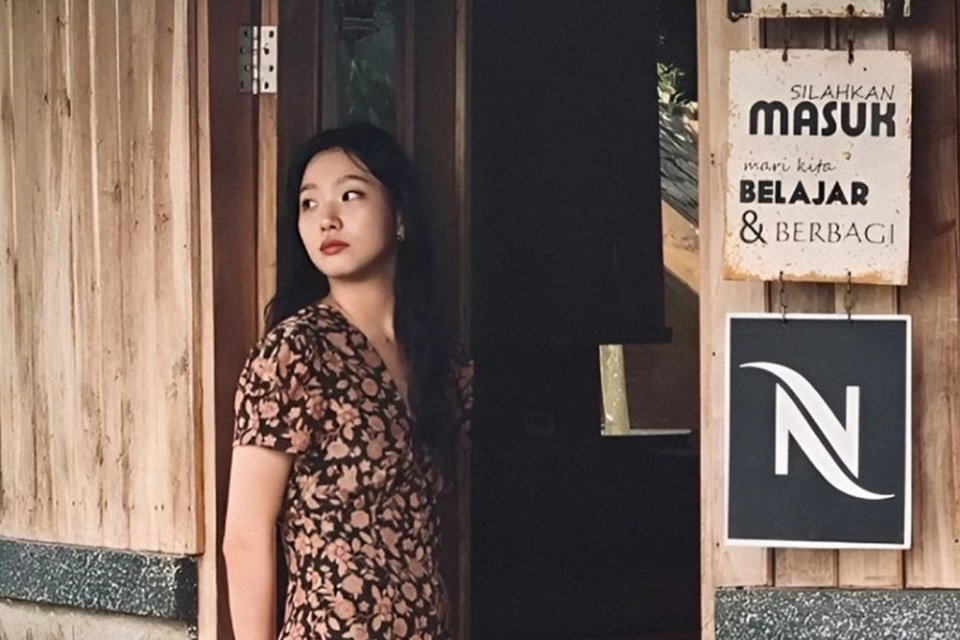 Aktris asal Korea Selatan Kim Go-eun saat terlibat syuting iklan perusahaan kopi di Garut, Jawa Barat, Kamis (23/5/2024).