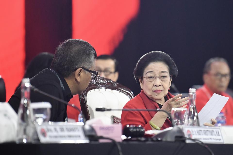 Ketua Umum PDI Perjuangan atau PDIP Megawati Soekarnoputri (kanan) berbincang dengan Sekjen Hasto Kristiyanto (kiri) sebelum memberikan pengarahan internal terhadap kader pada hari kedua pelaksanaan Rapat Kerja Nasional (Rakernas) V PDI Perjuangan di Beac