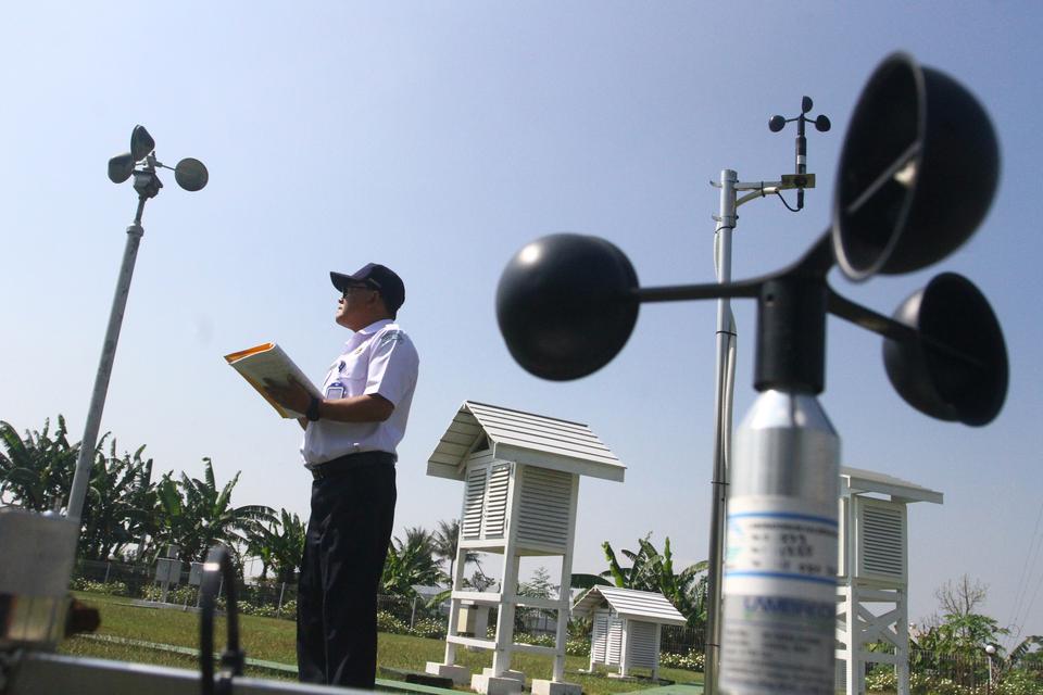 Petugas Badan Meteorologi Klimatologi Geofisika (BMKG) mencatat kecepatan angin yang ditunjukkan anemometer di Stasiun Klimatologi BMKG Karangploso, Malang, Jawa Timur, Senin (27/5/2024). BMKG meminta masyarakat mewaspadai dampak tidak langsung dari siklo