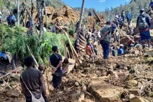 Evakuasi korban bencana longsor di Enga, Papua Nugini. Foto: Instagram/UNICEF