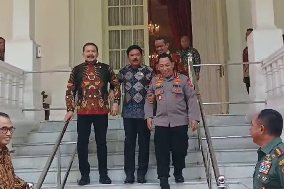 Menko Polhukam Hadi Tjahjanto bersama Kapolri Jenderal Listyo Sigit Prabowo dan Jaksa Agung ST Burhanuddin di Istana Kepresidenan, Jakarta, Senin (27/5). Foto: Istimewa