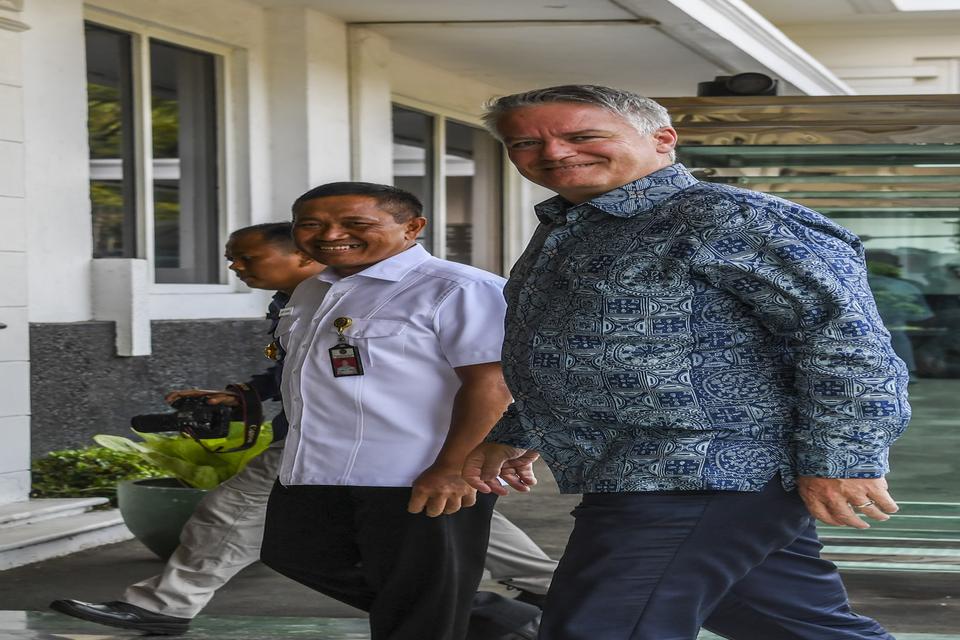 Sekretaris Jenderal Organisasi Kerja Sama dan Pembangunan Ekonomi (Organisation for Economic Cooperation and Development/OECD) Mathias Cormann (kanan) bersama Sekjen Kementerian Pertahanan Donny Ermawan Taufanto (kedua kanan) tiba di Gedung Kementerian Pe