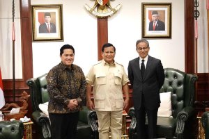 Pemilik Emaar Properties Mohamed Alabbar (kanan) saat bertemu Menteri Pertahanan Prabowo Subianto di Jakarta, Senin (27/5). Foto: Instagram/Erick Thoh