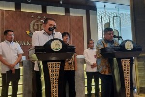 Jaksa Agung Sanitiar Burhanuddin dan Ketua BPKP Muhamad Yusuf Ateh dalam konferensi pers di Kejagung, Rabu (29/5) 