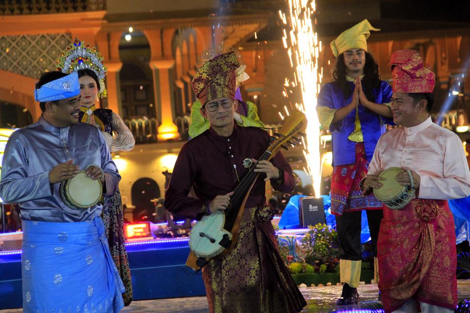 Menteri Pariwisata dan Ekonomi Kreatif (Menparekraf) Sandiaga Salahuddin Uno (tengah) didampingi Pj Gubernur Sumatera Utara Hassanudin (kanan) dan Wali Kota Medan Bobby Nasution (kiri) memainkan alat musik tradisional pada acara Gelar Melayu Serumpun ke-7