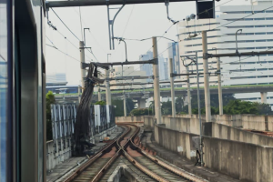 Crane jatuh di jalur MRT