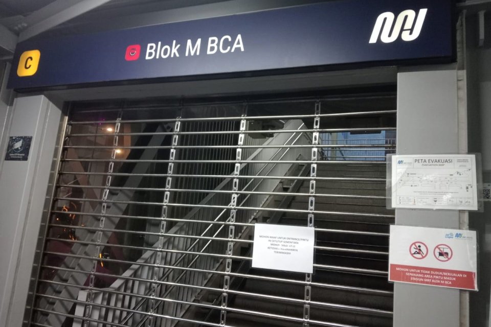 Stasiun MRT Blok M ditutup setelah insiden crane jatuh di jalur MRT di depan Kejaksaaan Agung, Jakarta Selatan pada Kamis (30/5). 