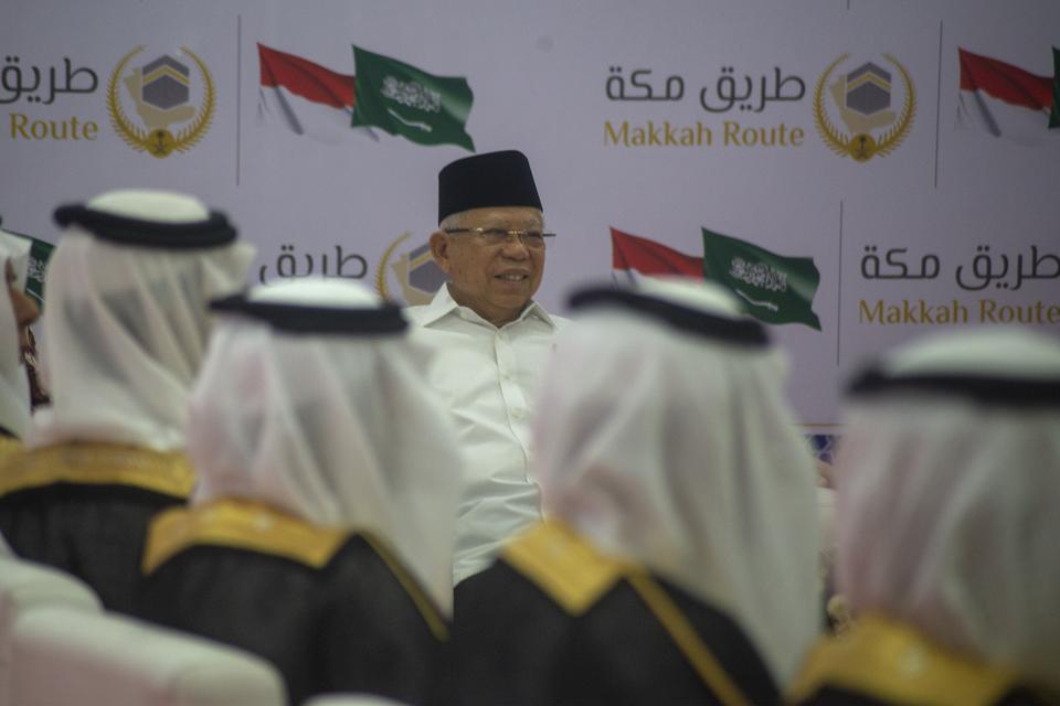 Wakil Presiden Ma'ruf Amin berbincang dengan delegasi Arab Saudi pada keberangkatan jamaah calon haji di Bandara Adi Soemarmo, Boyolali, Jawa Tengah, Jumat (31/5/2024). Dalam kunjungan tersebut Wakil Presiden Maruf Amin meninjau langsung proses pelayanan