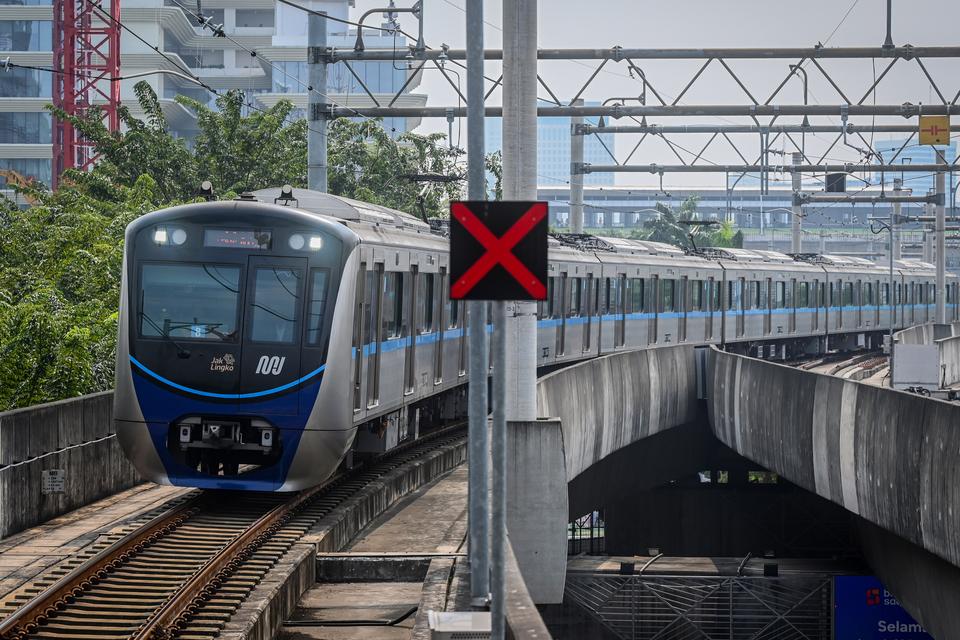 Rangkaian kereta MRT memasuki Stasiun Blok M BCA, Jakarta.