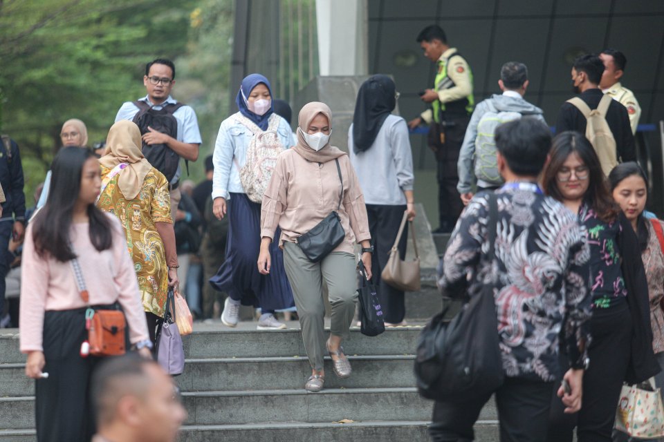 Sejumlah pekerja berjalan saat jam pulang kerja di Taman Dukuh Atas, Jakarta, Kamis (30/5/2024). 
