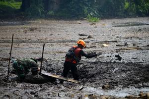 Pencarian korban banjir bandang di Tanah Datar