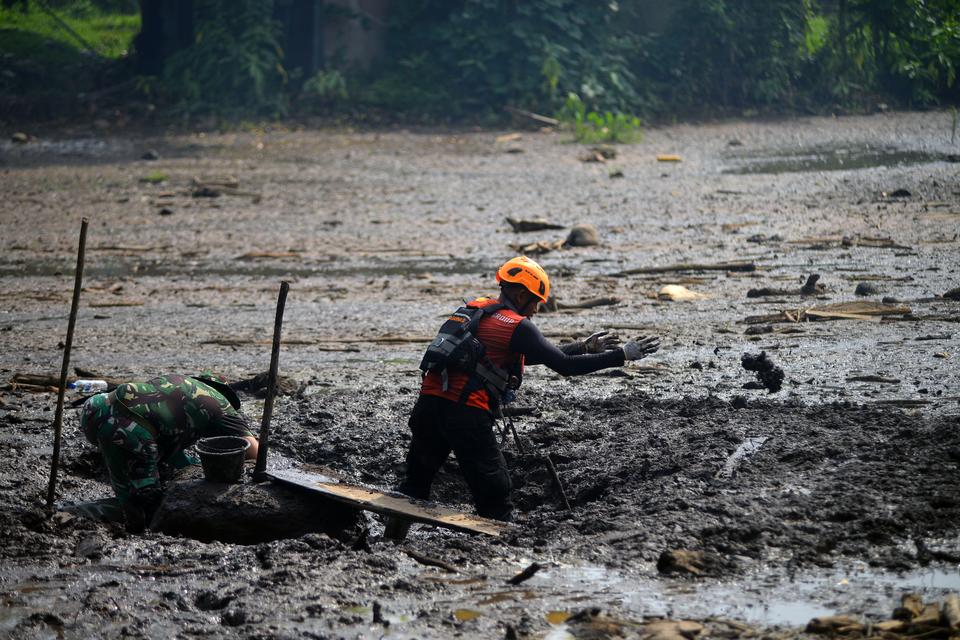 Tim SAR gabungan melakukan pencarian korban banjir bandang pada hari ke-23, di jorong Jao, Nagari Rambatan, Tanah Datar, Sumatera Barat, Minggu (2/6/2024). Data Posko Utama Bencana Tanah Datar, korban meninggal akibat banjir bandang lahar dingin Gunung Ma