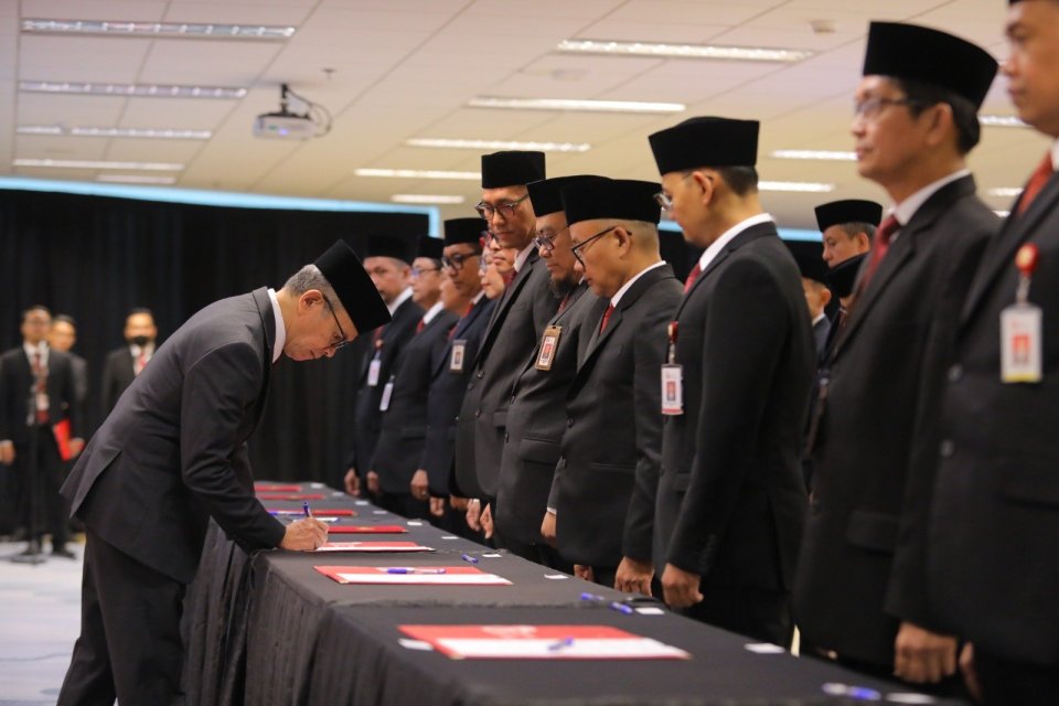 Ketua Dewan Komisioner Otoritas Jasa Keuangan (OJK) Mahendra Siregar melantik 21 Kepala OJK Daerah setingkat Kepala Departemen, Direktur dan Deputi Direktur di Jakarta. 
