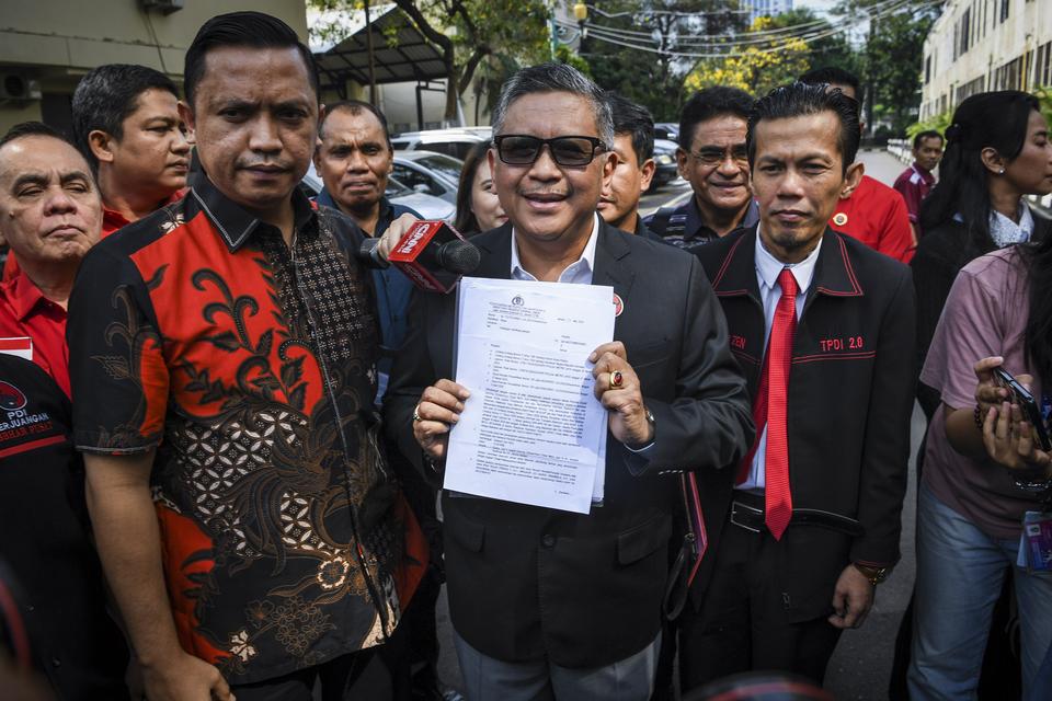 Sekjen PDI Perjuangan Hasto Kristiyanto (tengah) bersama Tim Hukum PDI Perjuangan menunjukkan berkas undangan pemeriksaan di gedung Ditreskrimum Polda Metro Jaya, Jakarta, Selasa (4/6/2024). Hasto Kristiyanto datang ke Polda Metro Jaya untuk memenuhi pang