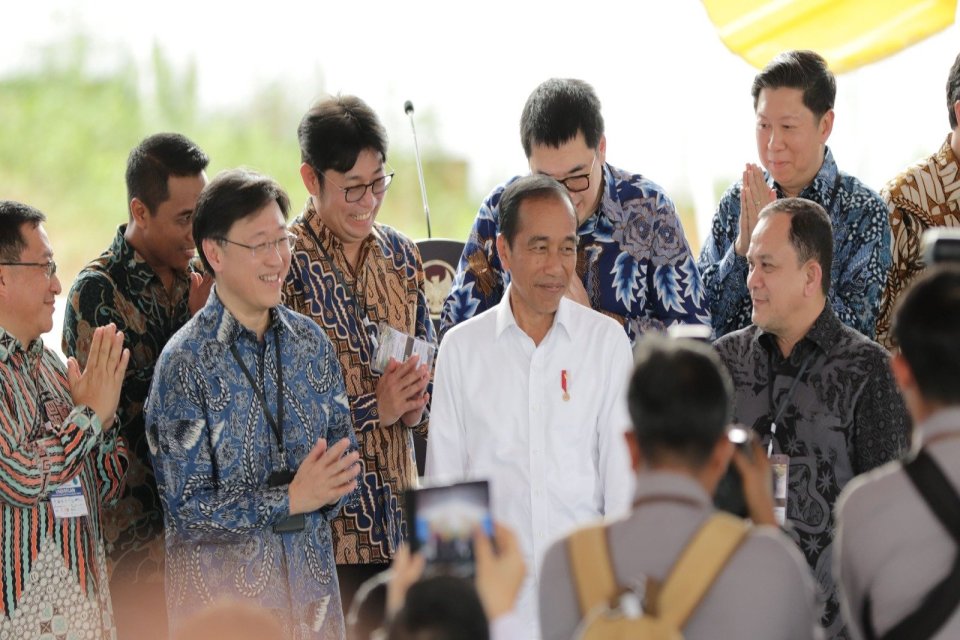 Presiden Joko Widodo (Jokowi) meresmikan pembangunan Astra Biz Center-IKN di Ibu Kota Nusantara, Kalimantan Timur pada Selasa (4/6).