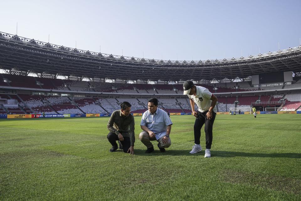 Ketum PSSI Erick Thohir (tengah) didampingi Sekjen PSSI Yunus Nusi (kanan) dan Dirut PPKGBK Rakhmadi Afif Kusumo (kiri) meninjau kondisi rumput di Stadion Utama Gelora Bung Karno (GBK), Senayan, Jakarta, Rabu (5/6/2024). 