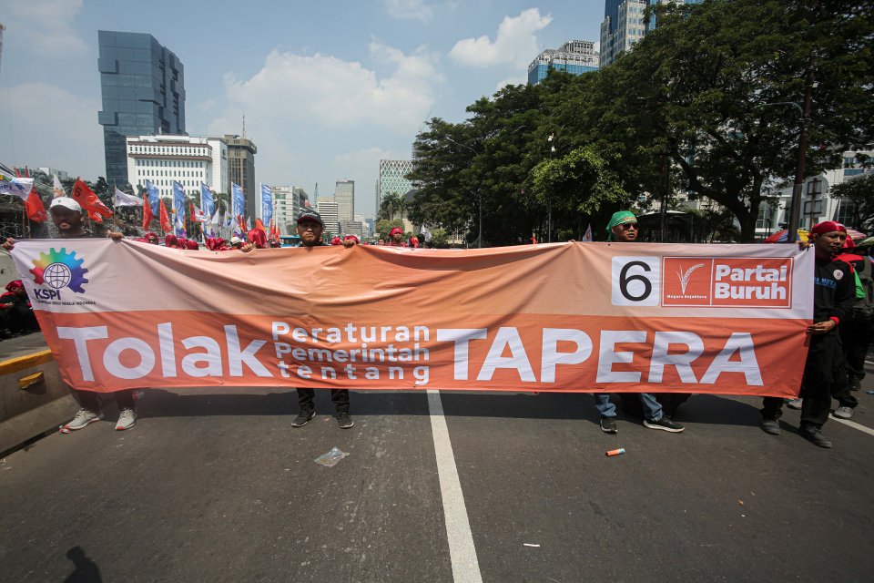 Sejumlah buruh mengikuti aksi demonstrasi di kawasan Patung Kuda, Jakarta, Kamis (6/6/2024). Dalam aksi tersebut buruh menolak Peraturan Pemerintah Nomor 21 Tahun 2024 tentang kewajiban membayar iuran tabungan perumahan rakyat atau Tapera yang dinilai dap