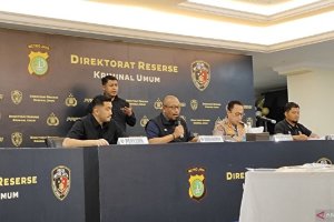 Dirreskrimum Polda Metro Jaya Kombes Pol Wira Satya Triputra (kedua dari kiri) saat konferensi pers di Jakarta, Kamis (6/6/2024)