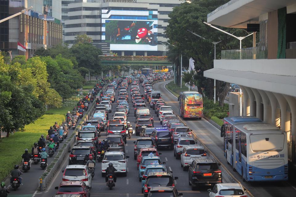 Sejumlah kendaraan terjebak kemacetan di kawasan jalan Jendral Sudirman, Jakarta, Jumat (7/6/2024). Pemprov DKI Jakarta memutuskan untuk memperluas zona skema ganjil genap dari sebelumnya di 13 Titik menjadi 25 Titik.