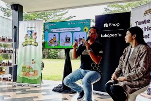 Pemilik usaha Sarang Maduku Andoni Pridatama dan E-Commerce Communications Director ShopTokopedia Nuraini Razak