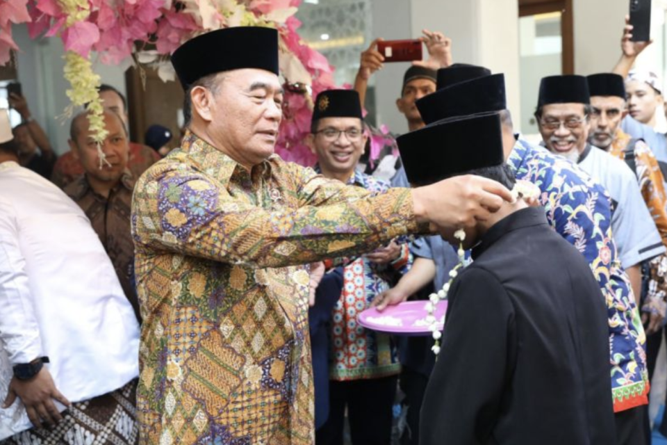 Menko PMK Muhadjir Effendy (kiri) saat menghadiri pernikahan massal di Pimpinan Daerah (PD) Muhammadiyah Jakarta Barat, Sabtu (8/6/2024). 
