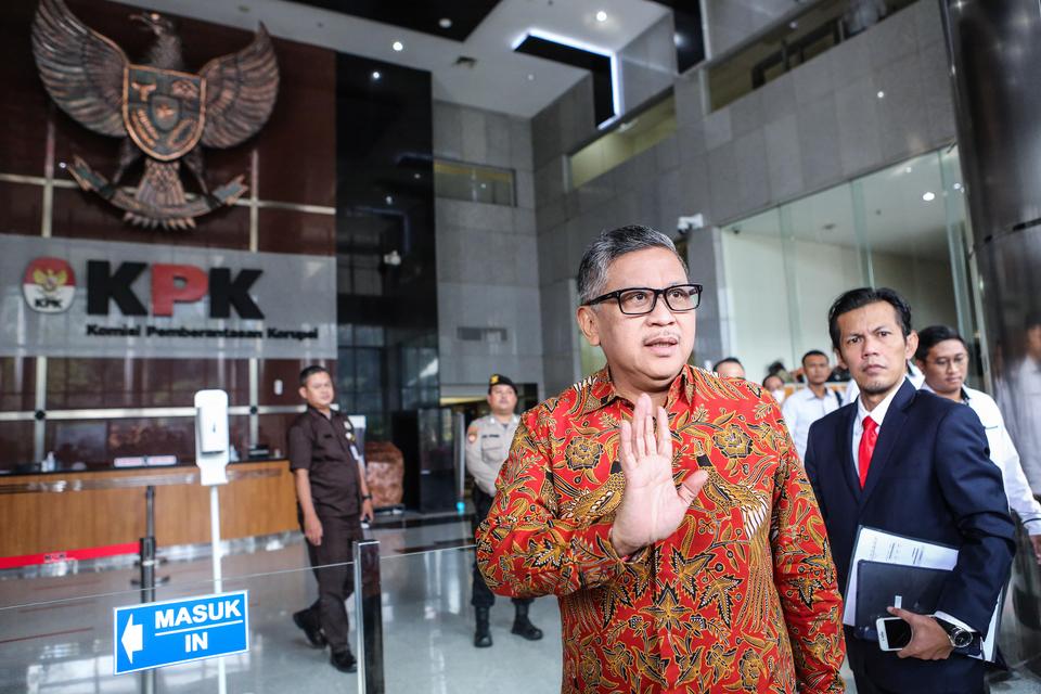 Sekjen PDIP Hasto Kristiyanto berjalan keluar gedung usai menjalani pemeriksaan di Gedung Merah Putih KPK, Jakarta, Senin (10/6/2024). 