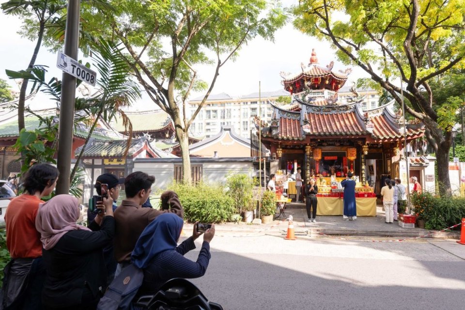 Sekelompok jurnalis mengaambil gambar aktivitas ibadah umat Taoisme di Kuil Yu Huang Gong atau Kuil Kaisar Langit Surgawi yang ada di Jalan Telok Ayer, Singapura, Jumat (7/6).